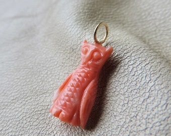 Dije vintage de búho de coral salmón tallado a mano