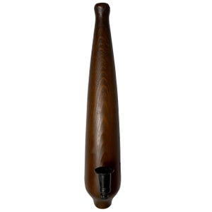 Puede incluir: Un portavelas alto de madera marrón oscuro con un diseño cónico. El portavelas tiene una copa de metal negro para sostener una vela. La veta de la madera es visible, agregando textura a la pieza. El portavelas está diseñado para montarse en la pared.