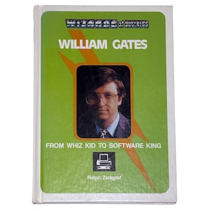 Op de afbeelding: Vintage boekomslag met William Gates. De omslag is groen met bovenaan de titel "Wizards of Business". De titel van het boek is "William Gates" met een foto van Gates. De tekst "From Whiz Kid to Software King" staat eronder.