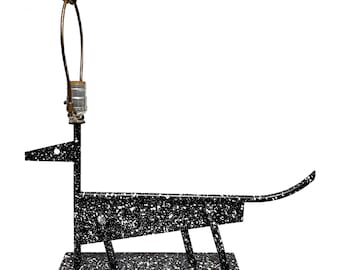 Lampa dla psa w stylu postmodernistycznym i minimalistycznym
