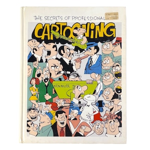 Peut inclure: Un livre vintage intitulé "The Secrets of Professional Cartooning" avec une illustration de dessin animé colorée sur la couverture. La couverture présente divers personnages de dessins animés, dont un homme jouant de la guitare et un autre tenant un pistolet. Le livre est publié par Prentice-Hall.