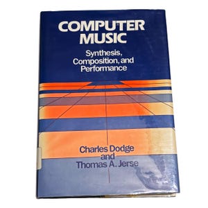 Może przedstawiać: Książka w twardej oprawie zatytułowana Computer Music: Synthesis, Composition, and Performance autorstwa Charlesa Dodge'a i Thomasa A. Jerse'a. Okładka ma ciemnoniebieskie tło z geometrycznym wzorem siatki w odcieniach pomarańczu, żółci i błękitu.