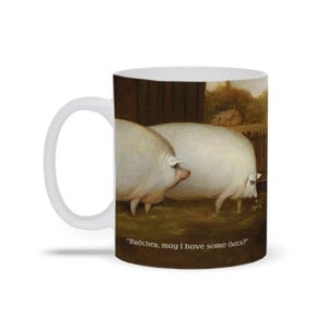 Könnte beinhalten: Weiße Keramik-Tasse mit einem Gemälde von zwei weißen Schweinen in einem Stall. Auf der Tasse steht der Text "Brother, may I have some oats?".