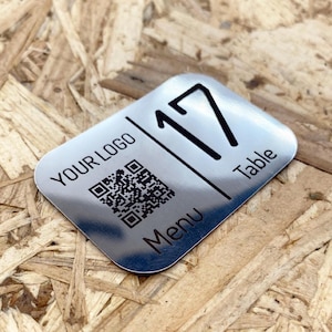 Código QR metálico grabado con láser, etiqueta con el número de mesa del restaurante.