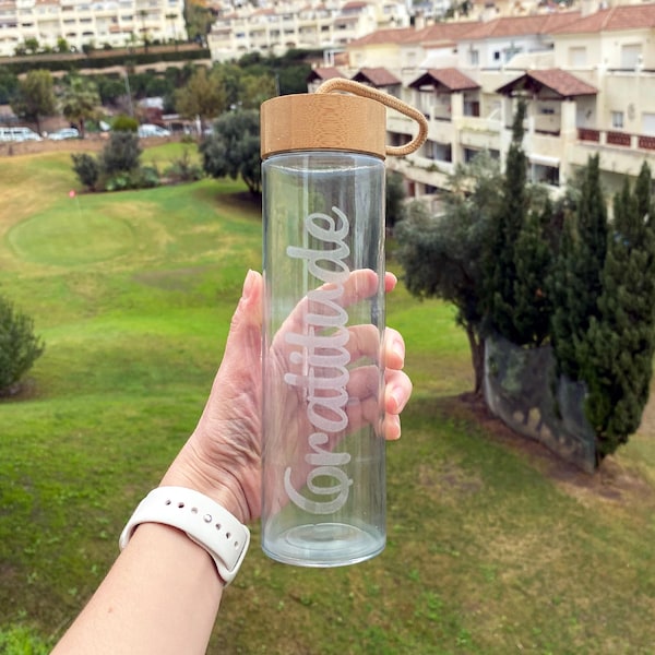 Bottiglia d'acqua in vetro personalizzata con incisione e coperchio in bambù / Contenitore per bevande ecologico e riutilizzabile