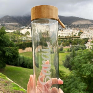 Botella de vidrio grabada con tu nombre o logotipo. Botella de vidrio portátil personalizada. Botella de agua con tu nombre. Graba tu logotipo.