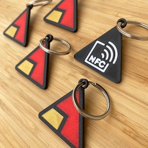 Personalized smart keyring. Keychain with your logo and NFC technology. Customized NFC keyrings for Android and Apple devices.