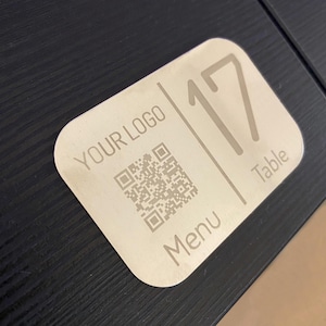 Código QR de metal grabado láser. Placa personalizada para numeración de mesas de restaurante, bar, discoteca. Etiqueta rectangular mesas.