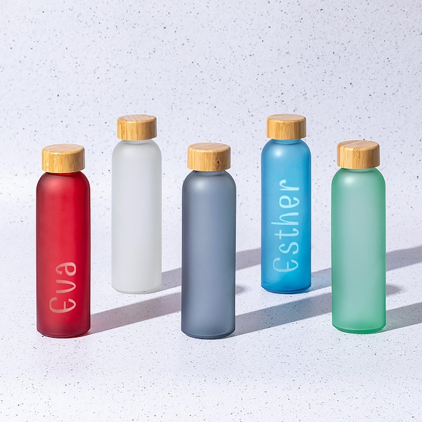 Bottiglia d'acqua in vetro riciclato incisa con tappo in bambù / Colore personalizzato, finitura opaca