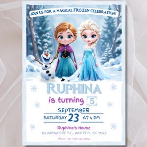 Può includere: Biglietto d'invito azzurro con la scritta "JOIN US FOR A MAGICAL FROZEN CELEBRATION!". Il biglietto presenta illustrazioni di Anna, Elsa e Olaf del film Frozen. È presente anche la scritta "RUPHINA is turning 5", insieme ai dettagli dell'evento.
