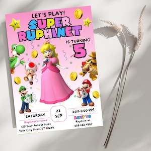 Op de afbeelding: Een roze en blauwe verjaardagsuitnodiging met een Super Mario-thema. De uitnodiging toont Prinses Peach, Mario, Luigi, Toad en Bowser. De tekst op de uitnodiging luidt "Let's Play! Super Ruphinet wordt 5. Zaterdag 23 september, 15:00-17:00 uur. Ruphinet's Home, 123 Your Address Here, Your City Here, ST 01234. RSVP naar Ruphina op 555-123-4567."
