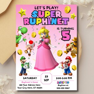 Op de afbeelding: Een roze verjaardagsuitnodiging met een cartoonafbeelding van Princess Peach uit de Super Mario Bros. videogame-serie. De uitnodiging luidt "Let's Play! Super Ruphinet wordt 5." De uitnodiging bevat ook de datum, tijd en locatie van het feest.