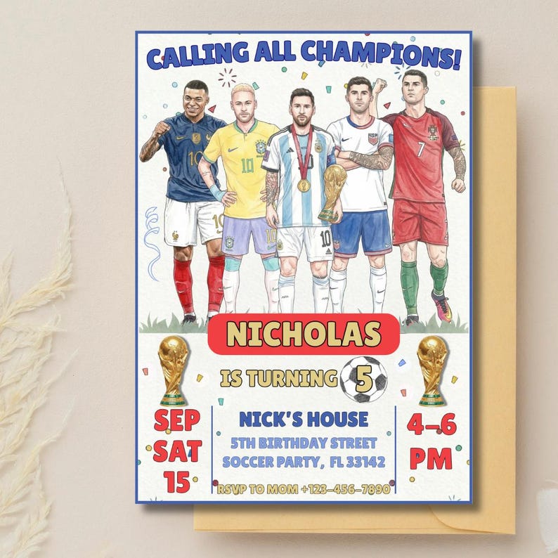 Puede incluir: Invitaci&oacute;n de cumplea&ntilde;os con tem&aacute;tica de f&uacute;tbol con el texto "CALLING ALL CHAMPIONS!". La invitaci&oacute;n incluye el nombre "NICHOLAS", la edad "5" y detalles de la fiesta, con un sobre dorado.