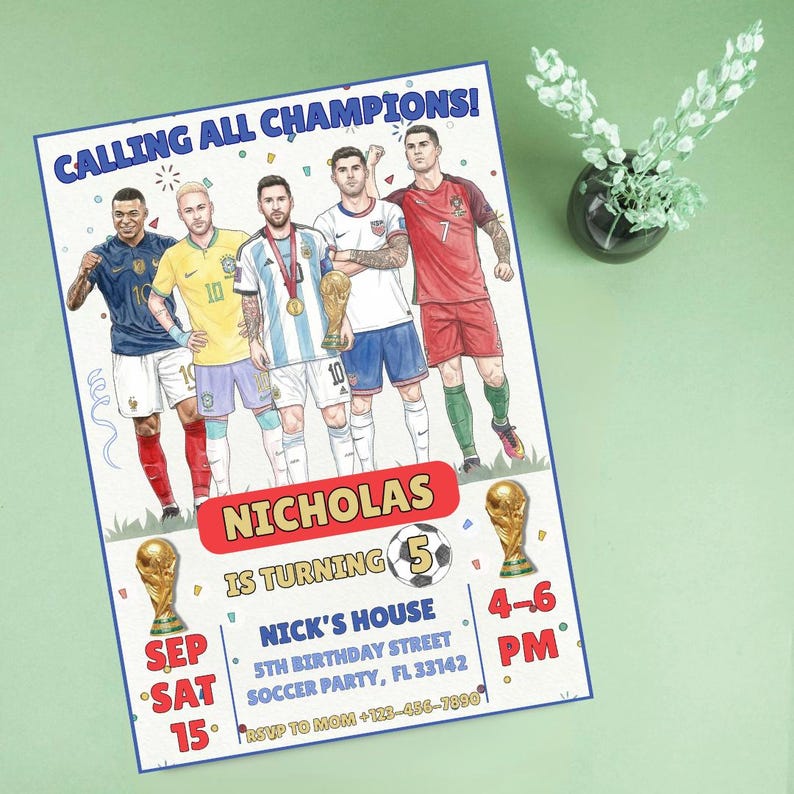 Puede incluir: Invitaci&oacute;n a una fiesta de cumplea&ntilde;os con tem&aacute;tica de f&uacute;tbol con el texto "&iexcl;LLAMANDO A TODOS LOS CAMPEONES!" y "NICHOLAS CUMPLE 5". La invitaci&oacute;n presenta ilustraciones de futbolistas y un trofeo dorado. La fecha es el 15 de septiembre.