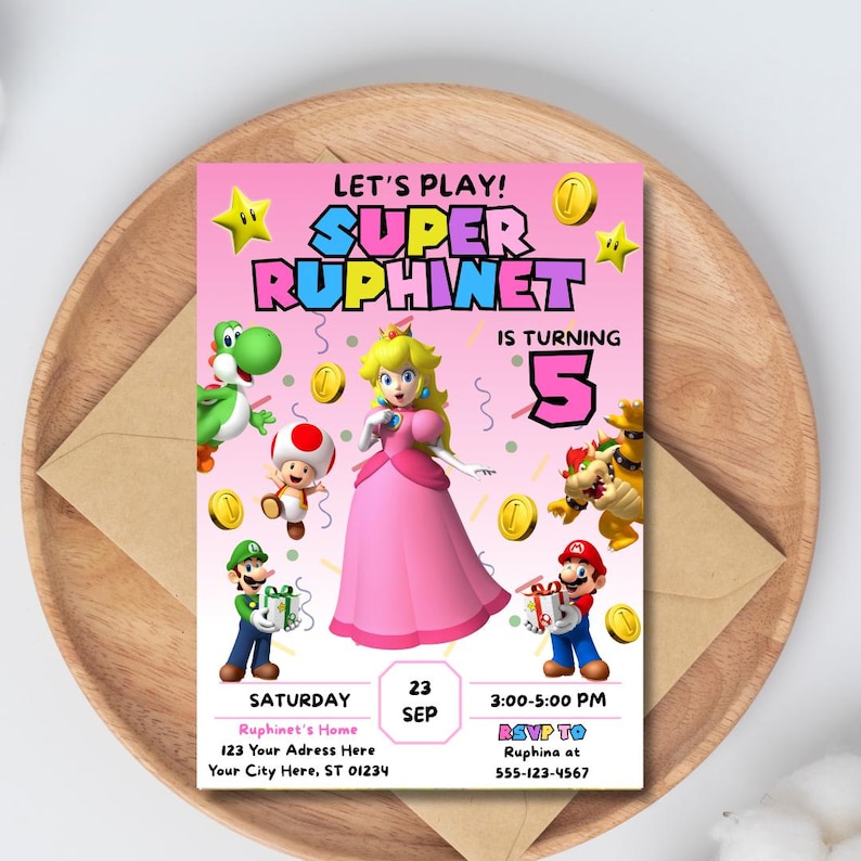 Op de afbeelding: Een roze en blauwe verjaardagsuitnodiging met personages uit de Super Mario-videogameserie. De uitnodiging zegt "Let's Play! Super Ruphinet is turning 5." De uitnodiging bevat de datum, tijd en RSVP-informatie.