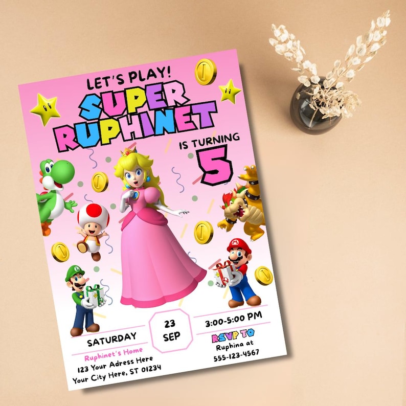 Op de afbeelding: Een roze en witte verjaardagsuitnodiging met een cartoonafbeelding van Princess Peach uit de Super Mario Bros. videogame-serie. De uitnodiging zegt "Let's Play! Super Ruphinet is turning 5." De uitnodiging bevat ook de datum, tijd en RSVP-informatie.