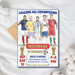 Puede incluir: Invitaci&oacute;n de cumplea&ntilde;os con tem&aacute;tica de f&uacute;tbol con el texto "CALLING ALL CHAMPIONS!" e ilustraciones de futbolistas. La invitaci&oacute;n incluye el nombre "NICHOLAS", la edad "5", la fecha, la hora y el lugar de la fiesta.