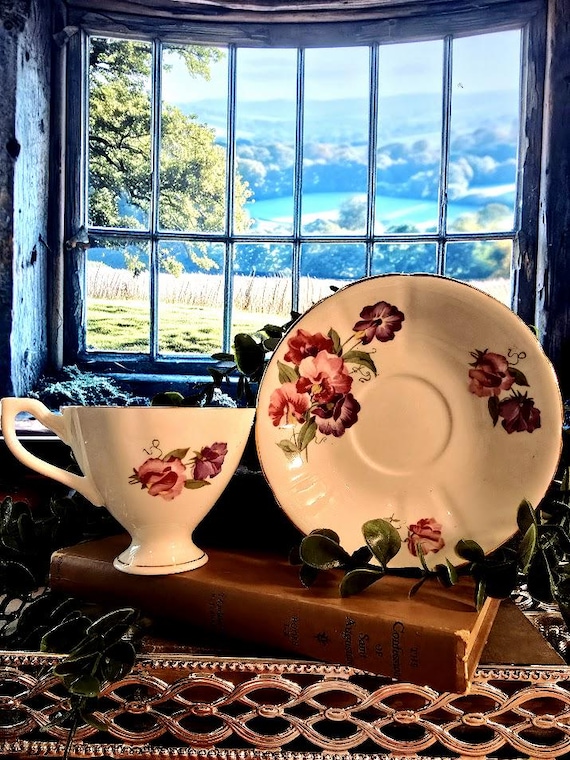 Crownford Sweet Pea Teacup & Saucer Set - Vintage Elegant China - Excellent Condition - Perfect for Tea Lovers