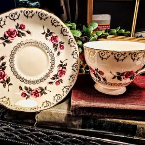 Colclough Bone China Teacup and Saucer: Roses and Buds, Gold Trim