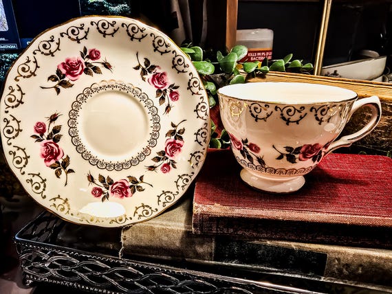 Colclough Teacup and Saucer (8245) Roses and Buds (2 3/4" x 5") Gorgeous Fine Bone China in essentially perfect condition