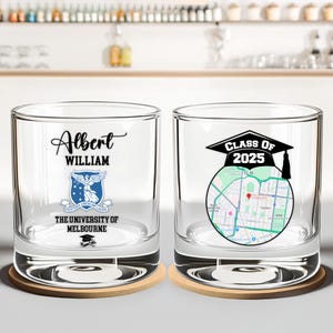 Kundenspezifisches College-Karten-Abschluss-Whiskyglas, personalisiertes College-Karten-Weinglas für graduierte, Klasse von 2025