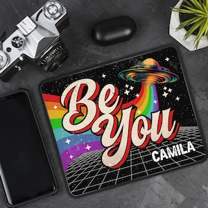 Alfombrilla de ratón personalizada con el orgullo LGBTQ y nombre, alfombrilla de escritorio retro "Be You"
