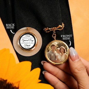 Könnte beinhalten: Ein goldfarbenes Medaillon mit einem Familienfoto auf der einen Seite und Text auf der anderen Seite. Der Text lautet: "Here with you on your Special Day and forever in your Heart to stay."