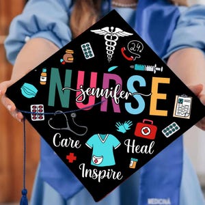 Personalisierte RN Nurse Graduation Cap Topper, Pflege Inspire Heal Grad Cap