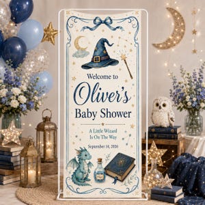 Può includere: Un banner per baby shower a tema mago. Il banner presenta un cappello da mago blu, una bacchetta magica e il testo "Welcome to Oliver's Baby Shower". Include anche un'illustrazione di drago e la data 14 settembre 2026.