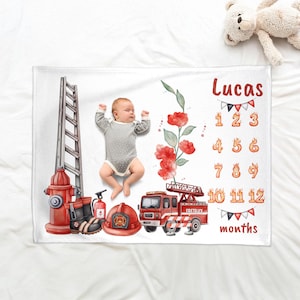 Czerwony kocyk dla dziecka z motywem wozu strażackiego – miesięczne tło fotograficzne z motywem strażaka
