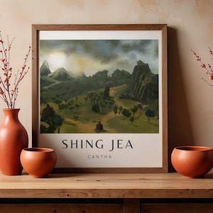 Può includere: Una stampa incorniciata di un paesaggio con il testo "SHING JEA CANTHA" in basso. L'opera raffigura una scena montuosa con edifici e alberi. Un vaso in terracotta e due ciotole sono su una superficie di legno.