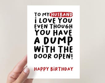 Peut inclure: Une carte blanche avec du texte noir qui dit "To my husband I love you even though you have a dump with the door open! Happy Birthday". Le mot "husband" est en rouge.