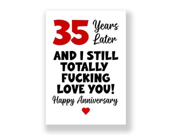 Könnte beinhalten: Eine weiße Karte mit dem Text "35 Jahre später UND ICH LIEBE DICH IMMER NOCH TOTAL! Herzlichen Glückwunsch zum Jahrestag" in Schwarz und Rot. Unten befindet sich ein rotes Herz. Die Zahl 35 ist rot.