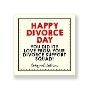 Op de afbeelding: Een vierkante kaart met een crèmekleurige achtergrond en een zwarte gestippelde rand. De woorden "HAPPY DIVORCE DAY" staan in rode, omrande letters. Daaronder staat in zwarte tekst: "YOU DID IT!! LOVE FROM YOUR DIVORCE SUPPORT SQUAD! Gefeliciteerd."