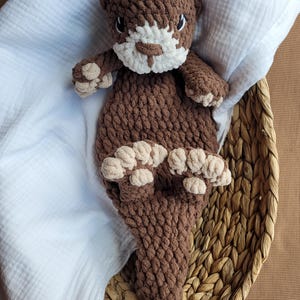Gehaakte Otter Lovey – Handgemaakte knuffel met slappe niet-gevulde body – Babycadeau, oceaandier knuffel