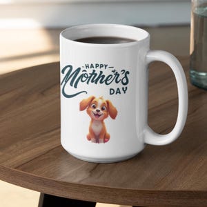 Puede incluir: Taza de café de cerámica blanca con un perro de dibujos animados y el texto "Feliz Día de la Madre".