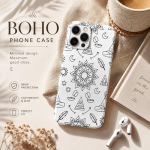Puede incluir: Funda de teléfono Boho blanca con un diseño de arte lineal negro con soles, lunas, flechas y plumas. La funda tiene las palabras "BOHO PHONE CASE" y las frases "Minimal design. Maximum good vibes."