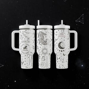 K&ouml;nnte beinhalten: Drei wei&szlig;e isolierte Becher mit Griffen und Strohhalmen, jeder mit einem anderen Capricorn-Tierkreiszeichen-Design in Schwarz. Die Becher haben einen wei&szlig;en Deckel und Griff. Der Text "Capricorn" ist auf jedem Becher sichtbar.