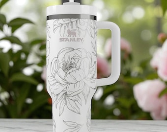 Peony Stanley Tumbler – Gegraveerde beker van 1,2 liter met bloemenmotief, handvat en rietje – Elegant bloemencadeau voor haar, tuinliefhebbers en gepersonaliseerd drinkgerei