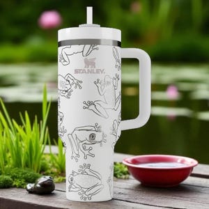 Vaso Stanley con rana grabada: divertido y adorable vaso con rana. Disponible en 14 oz, 20 oz, 30 oz y 40 oz. Un regalo para ella, él o un amante de la naturaleza.