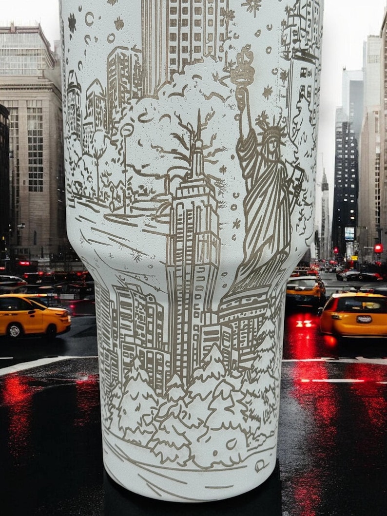 Grawerowany świąteczny kubek New York Stanley | Świąteczny kubek New York | Kubek świąteczny | Kubek grawerowany laserowo | Prezent dla niego lub dla niej zdjęcie 5