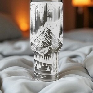 Vaso térmico Northern Lights Stanley – Taza grabada con montañas y bosques – Regalo personalizado para aventureros – 14 oz, 20 oz, 30 oz, 40 oz imagen 4