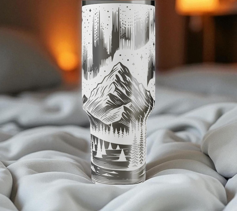 Vaso térmico Northern Lights Stanley – Taza grabada con montañas y bosques – Regalo personalizado para aventureros – 14 oz, 20 oz, 30 oz, 40 oz imagen 4