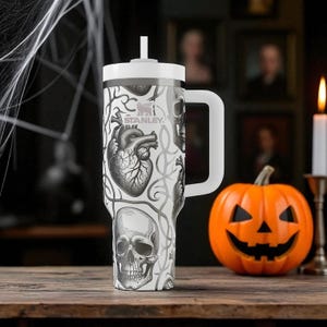 Vaso Stanley con diseño de calaveras y corazones – Taza gótica grabada – Regalo personalizado – 14 oz, 20 oz, 30 oz, 40 oz imagen 1