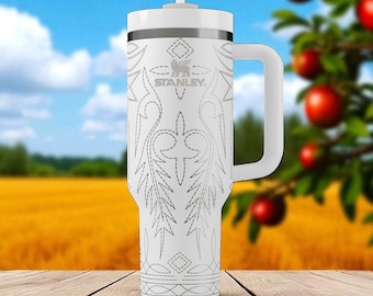Vaso Stanley Western Tooled de 1,1 m² (40 oz) con diseño de vaquera campestre, vaso de cuero grabado, regalo ideal para rodeos para ella o para él.
