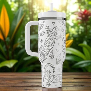 Stanley drinkbeker met gegraveerde gekko – Leuk ontwerp met hagedis en reptiel – Verkrijgbaar in 473 ml, 611 ml, 881 ml en 1,2 liter. Een perfect cadeau voor liefhebbers van reptielen en amfibieën. afbeelding 9