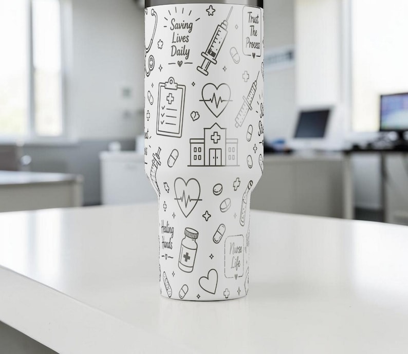 Puede incluir: Un vaso blanco con un dise&ntilde;o de arte lineal negro con s&iacute;mbolos m&eacute;dicos y el texto "Saving Lives Daily" y "Trust The Process". El dise&ntilde;o incluye estetoscopios, jeringas, corazones y frascos de pastillas.