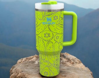 Gobelet à cornichons personnalisé – Gobelet concombre de 1,2 L gravé au laser avec couvercle et paille, cadeau amusant pour les amateurs de cornichons (elle ou lui).