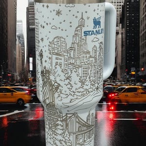 Grawerowany świąteczny kubek New York Stanley | Świąteczny kubek New York | Kubek świąteczny | Kubek grawerowany laserowo | Prezent dla niego lub dla niej zdjęcie 7