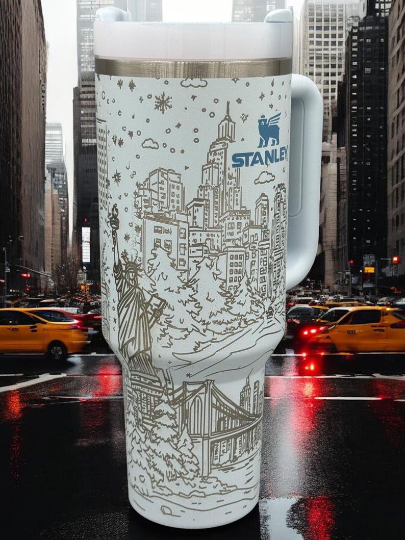 Grawerowany świąteczny kubek New York Stanley | Świąteczny kubek New York | Kubek świąteczny | Kubek grawerowany laserowo | Prezent dla niego lub dla niej zdjęcie 7